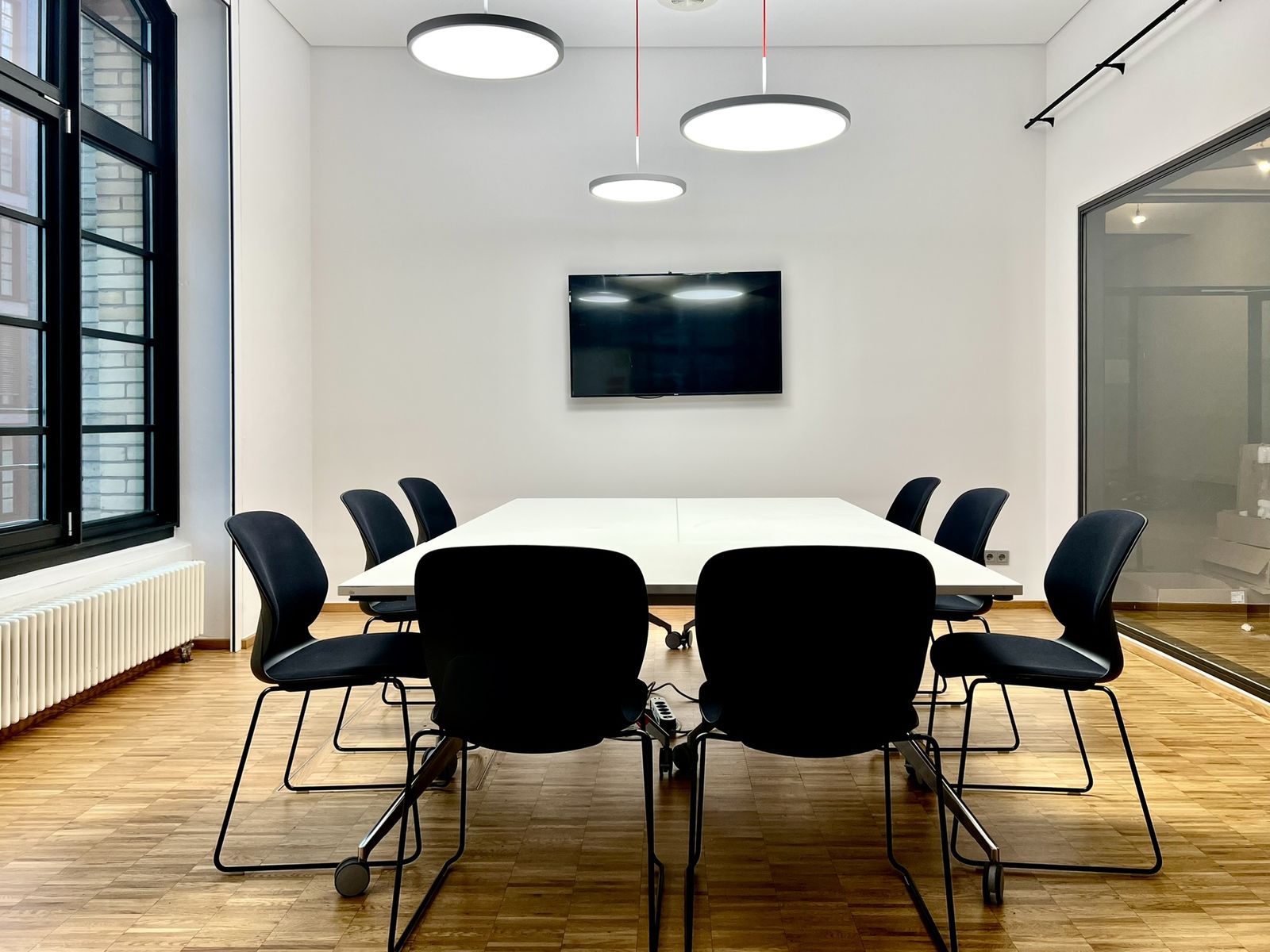 Weißer Meetingraum mit schlichter Eleganz