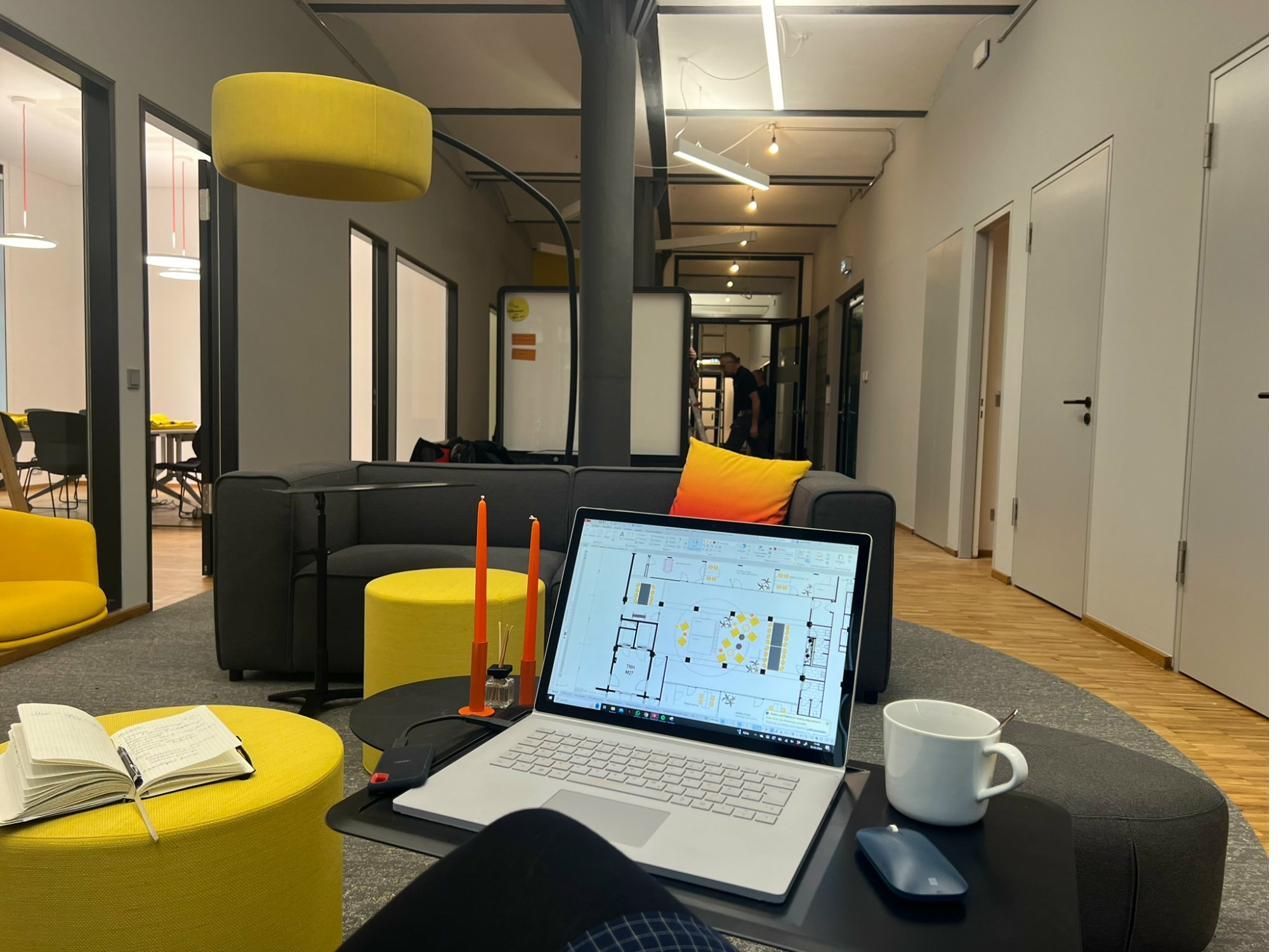 Lounge-Ecke mit Blick auf Backsteinwände und Gewölbe