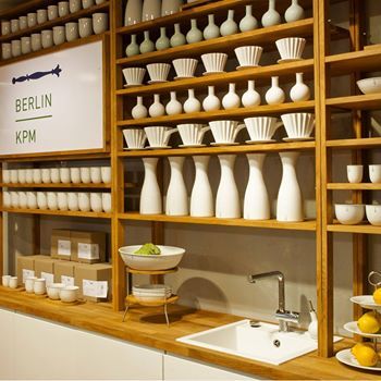 Regal mit handgefertigten KPM Vasen in verschiedenen Größen