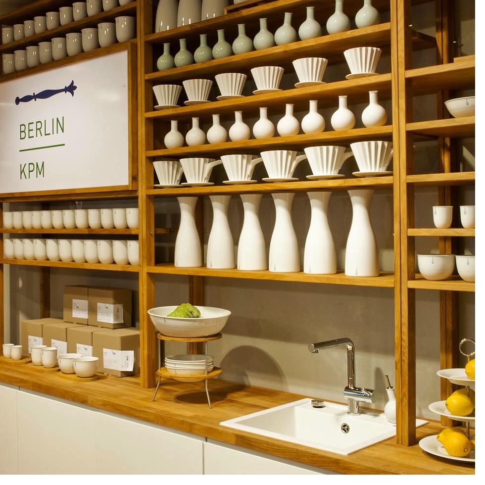 Regaldetail mit kunstvoll arrangiertem KPM Porzellan