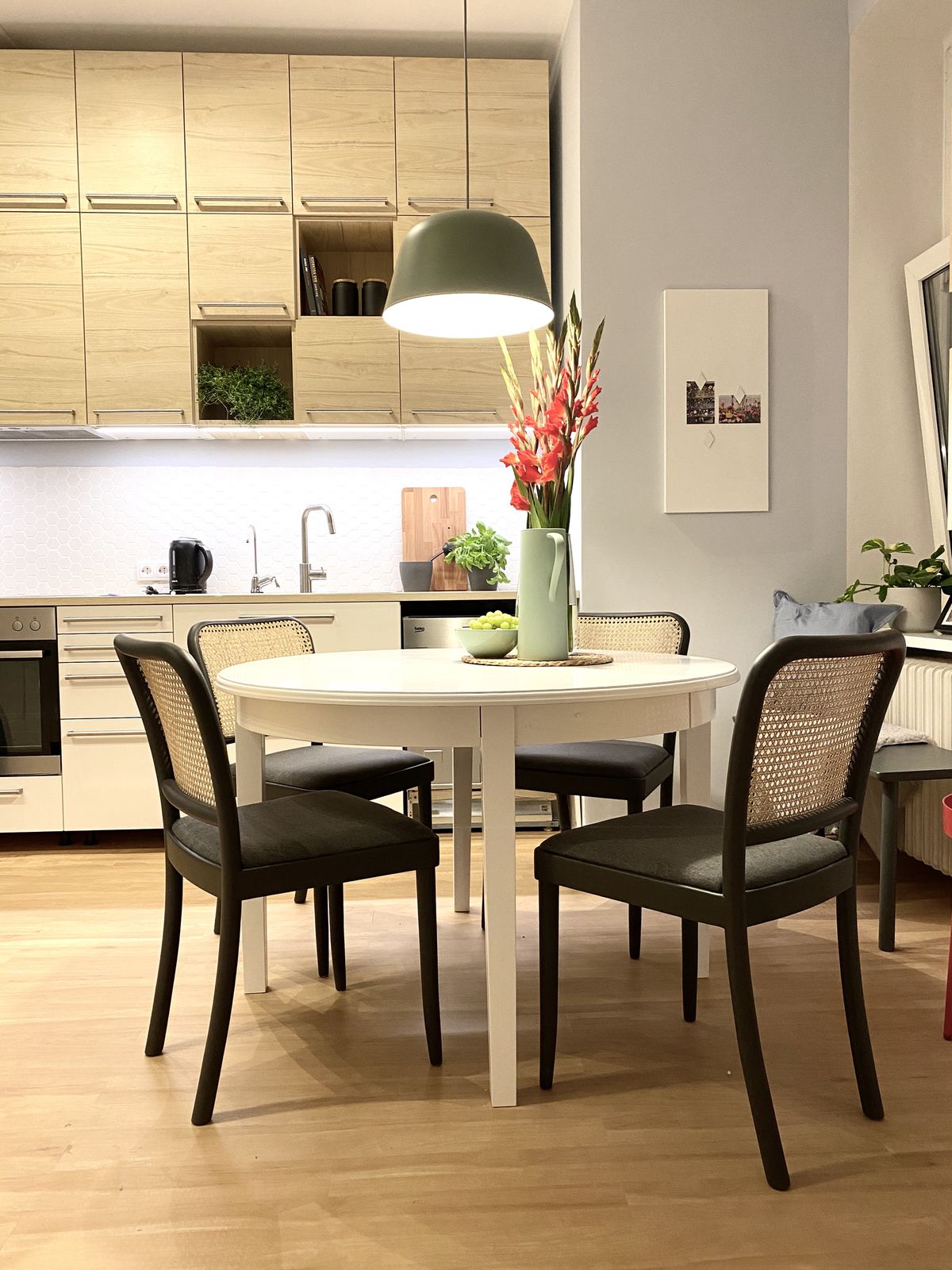 Küche Berlin: Offener Essbereich mit moderner Küchengestaltung