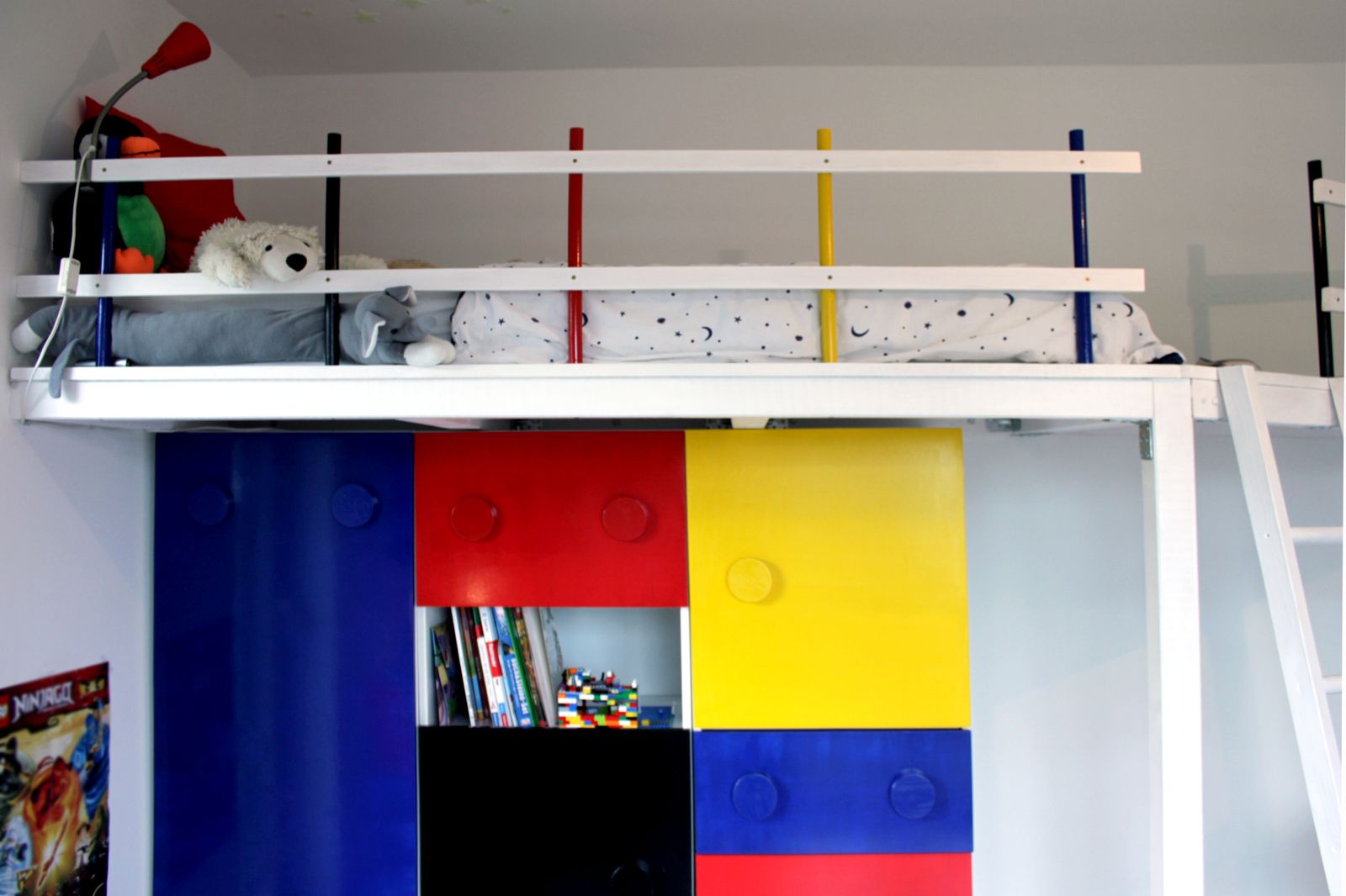 Kinderzimmer: Kreatives Hochbett mit integriertem Schranksystem