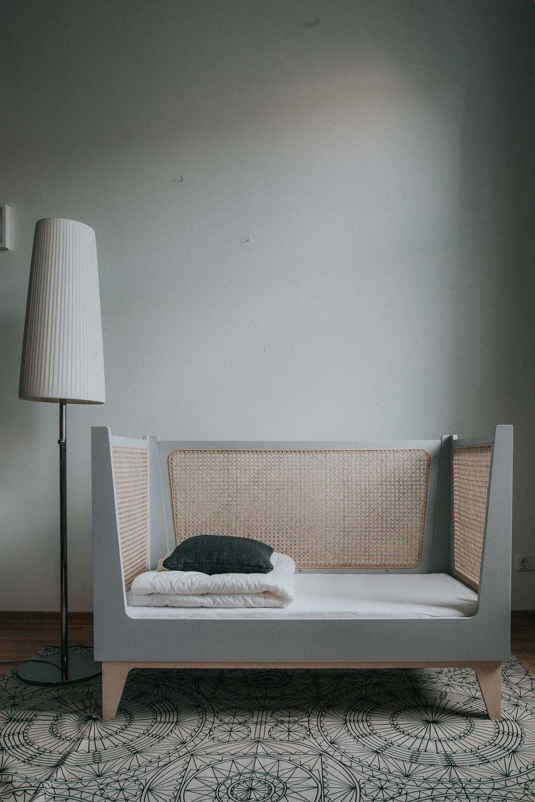 Kinderbett mit Wiener Geflecht von Räuber & Töchter — Seitenansicht mit Stehlampe