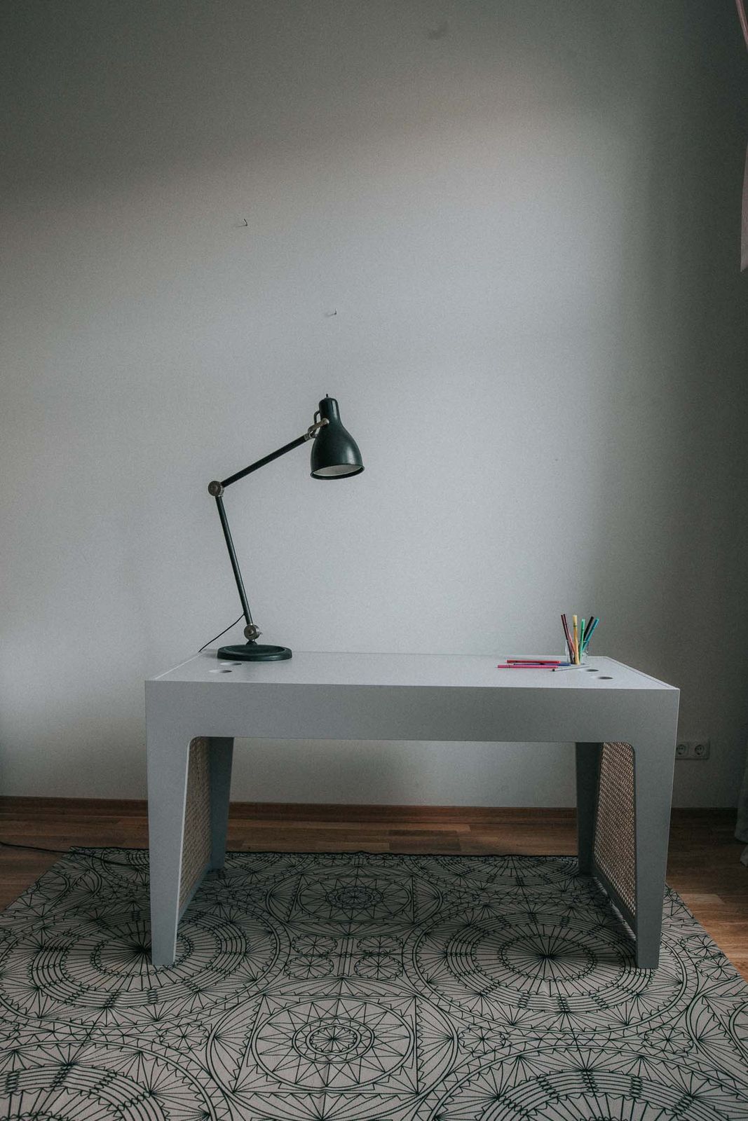 Kinderschreibtisch aus hellem Holz mit Wiener Geflecht an der Seitenblende, passend zum Bett