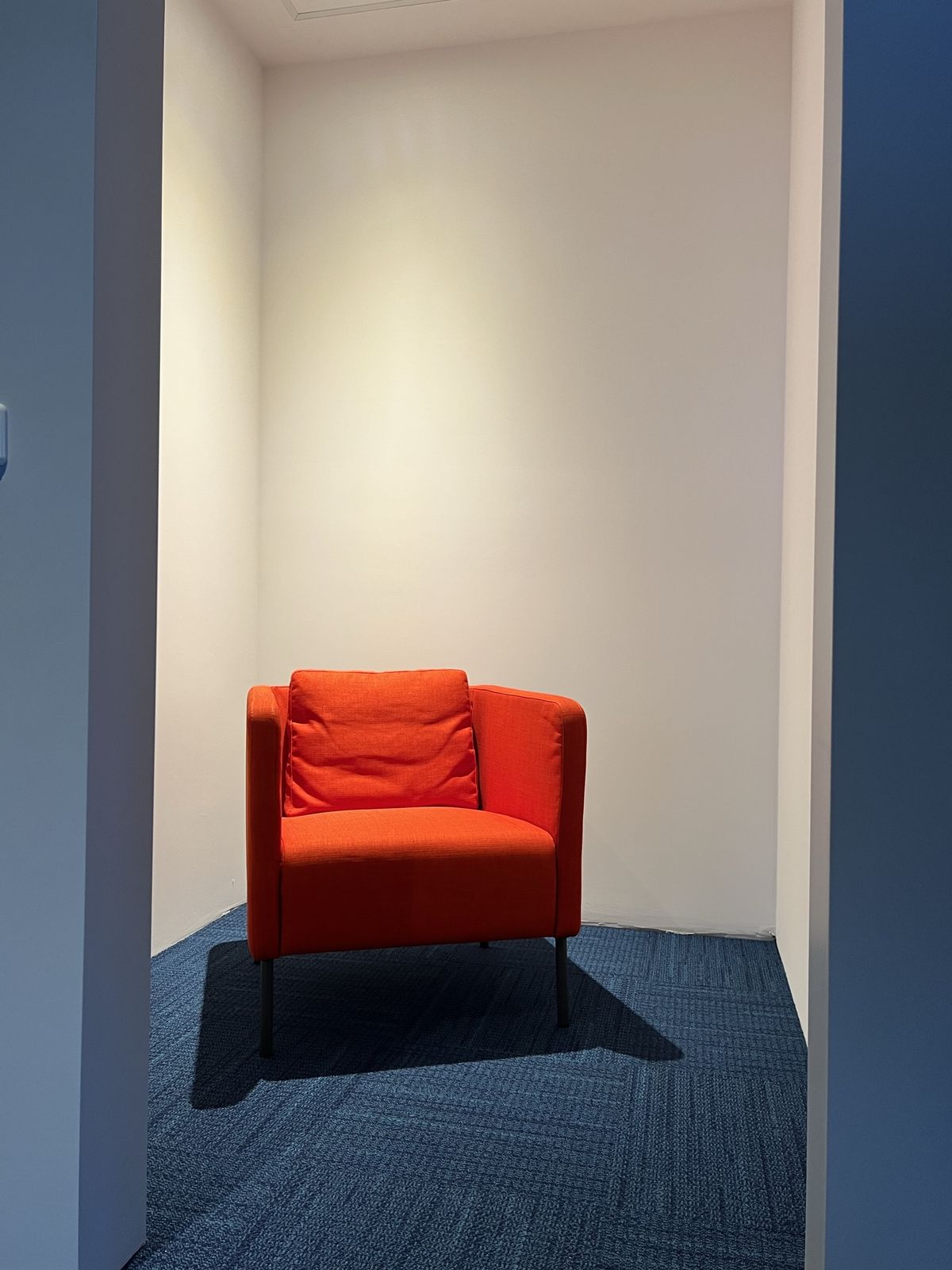 Wartebereich mit bequemen Sesseln und einladender Atmosphäre