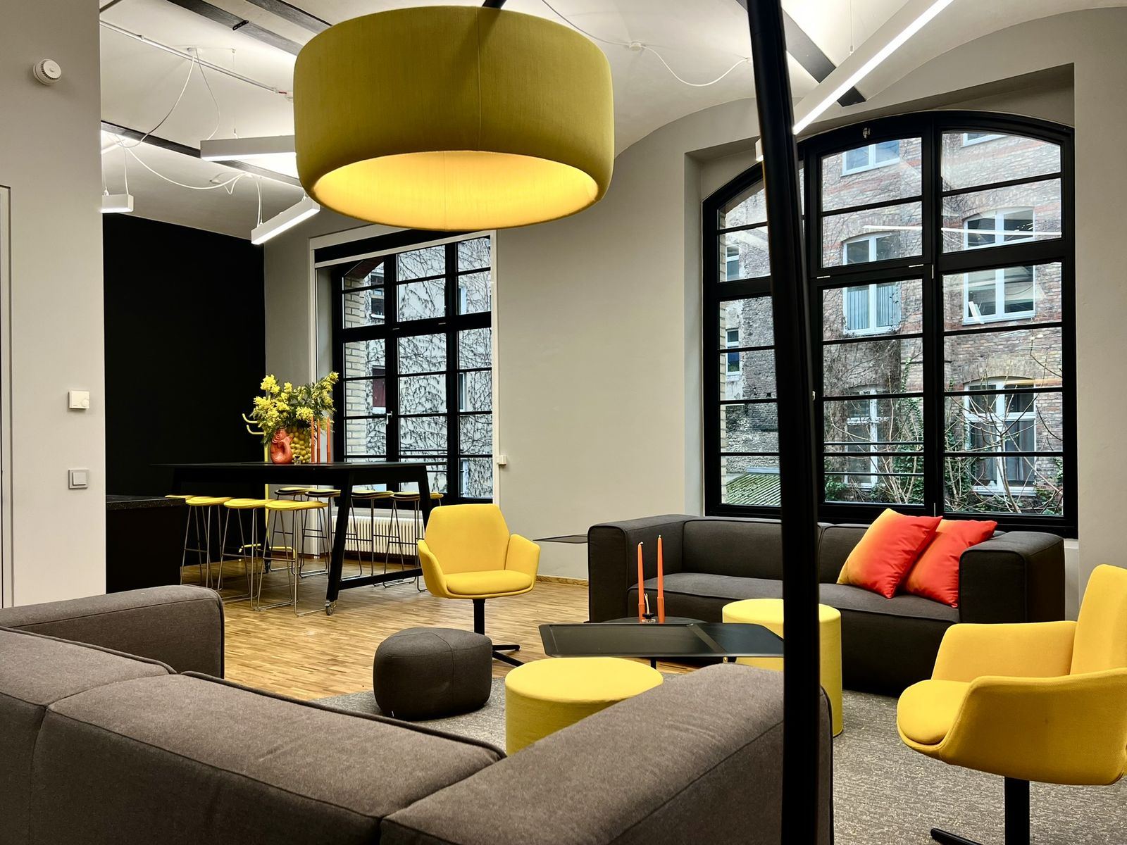 Lounge-Bereich mit Sofa und Sesseln unter der Gewölbedecke