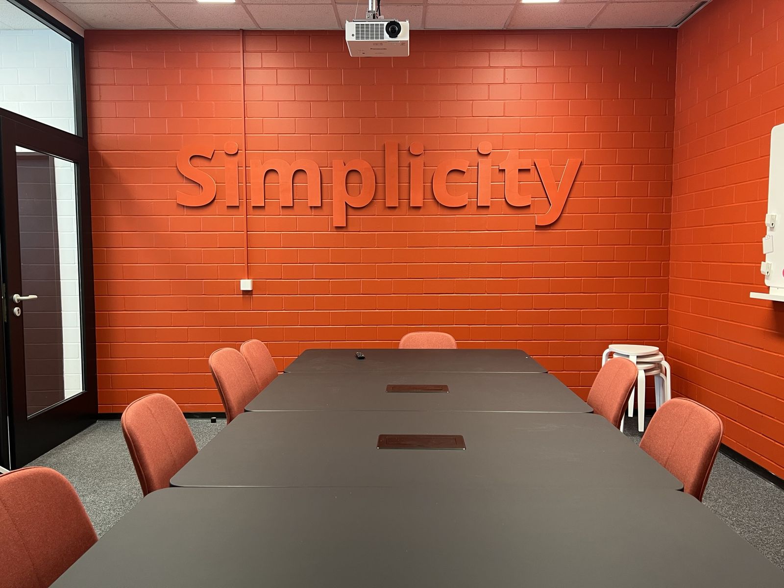 Meetingraum mit Simplicity-Branding und klarem Design