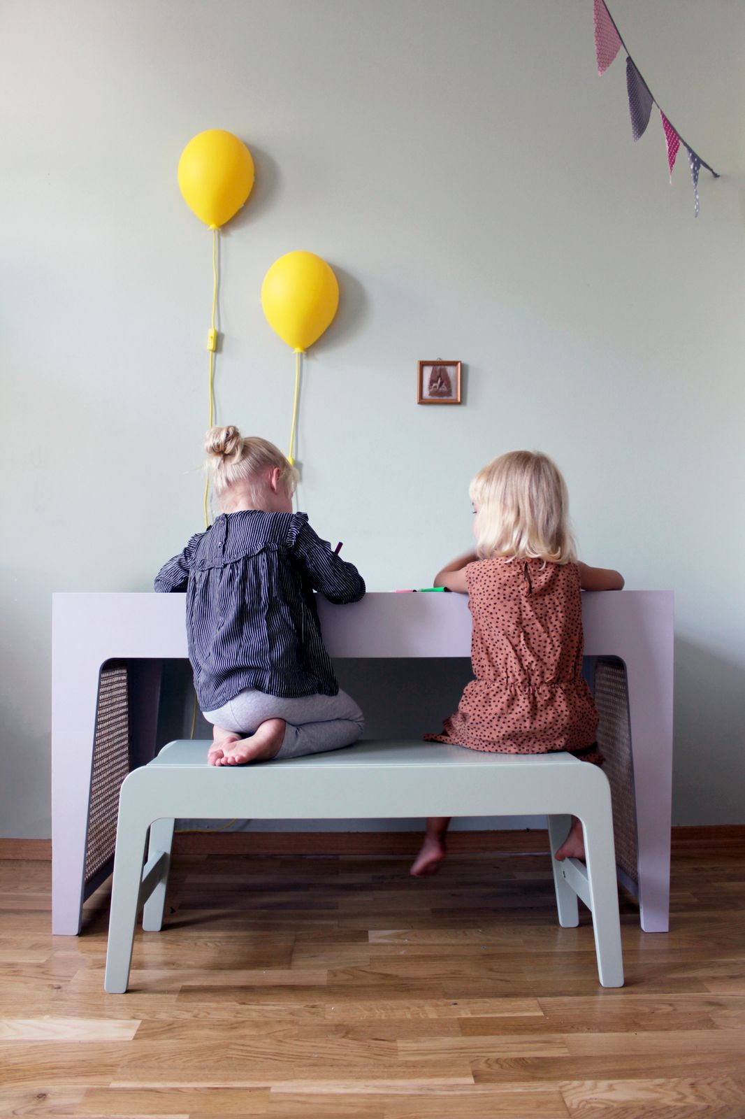 Rückansicht des Kindertischs mit Wiener Geflecht an der Stuhllehne, natürliches Licht